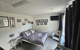 Modern Immaculate Studio With Ac & Parking, Outside The Caz